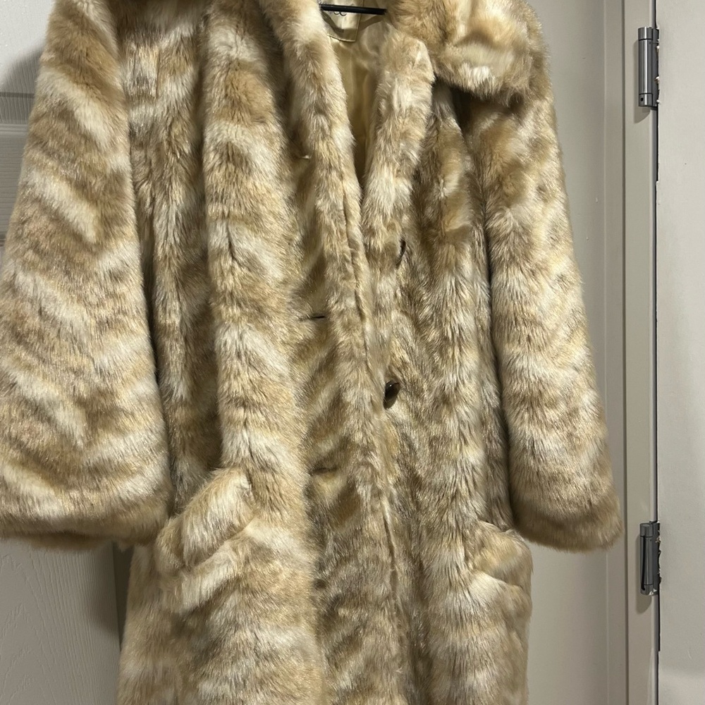 Elegant Faux Fur Coat in Cream